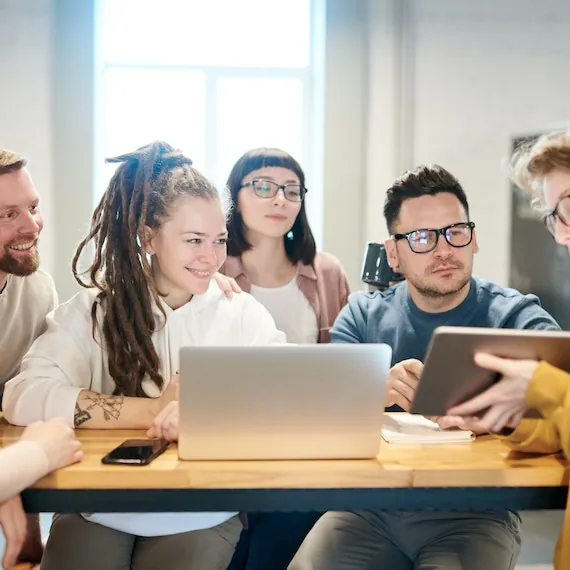 Collega’s in overleg aan een tafel