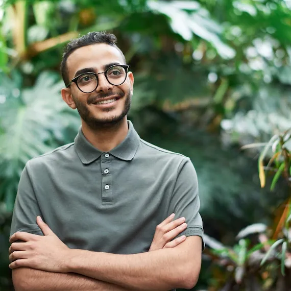 Glimlachende man met de armen over elkaar