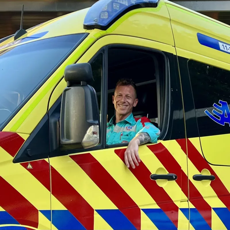 Nils Tabois achter het stuur van een ambulance